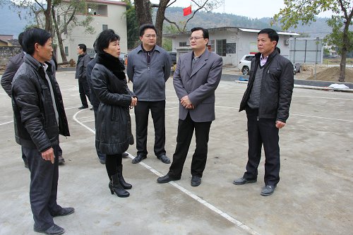 邓梁波莅阳督导扶贫双到和美丽乡村建设工作