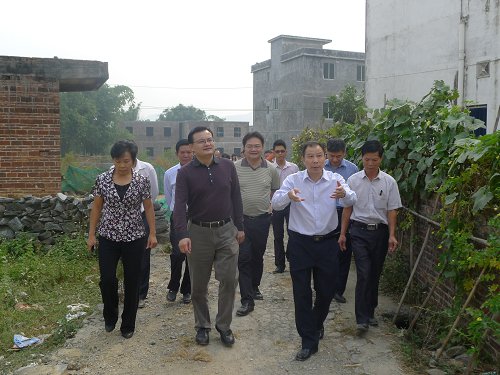 市委常委纪委书记邓梁波阳山调研美丽乡村建设时要求:科学规划突出